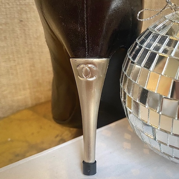 GORGEOUS Vintage CHANEL Heels - Dk Chocolate Brown & Silver CC Logo Heel - Picture 2 of 10